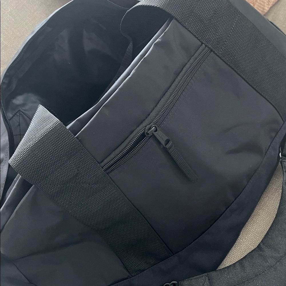L.L.Bean adventure duffle bag M Unisex - Picture 2 of 7